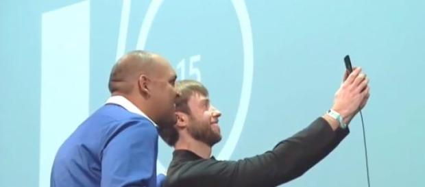 Executivos da Google tiram selfie em palco. Executivos da Google tiram selfie em palco.