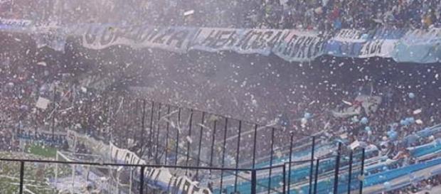 La hincha de Racing alentando al equipo La hincha de Racing alentando al equipo