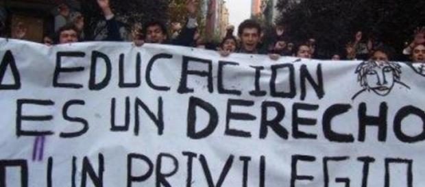 Les étudiants veulent être écoutés par le pouvoir. Les étudiants veulent être écoutés par le pouvoir.