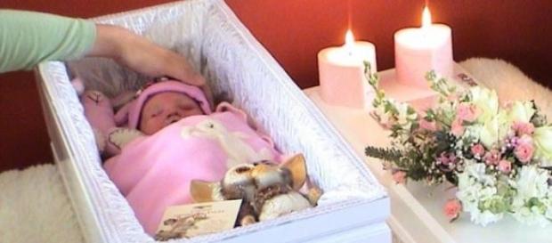 o fetita a inviat la inmormantare o fetita a inviat la inmormantare