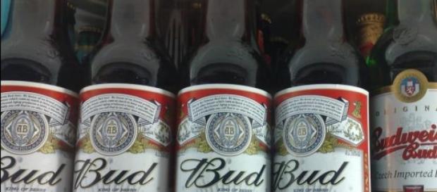 Una de las cervezas más populares, Budweiser. Una de las cervezas más populares, Budweiser.