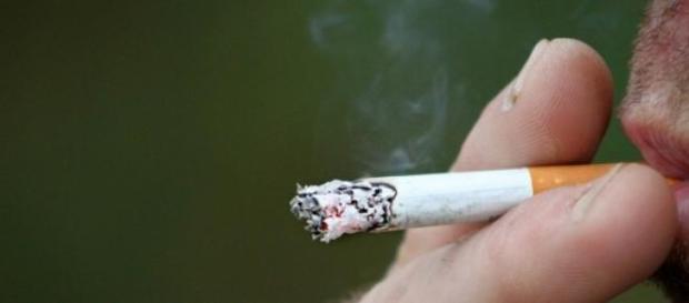 Une personne qui fume une cigarette Une personne qui fume une cigarette