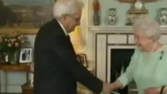 L'incontro tra Mattarella e la Regina