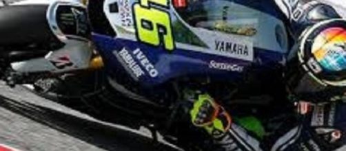 Valentino Rossi resta in testa alla classifica.