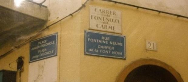 Calle de Perpignan con rótulo en catalán y francés Calle de Perpignan con rótulo en catalán y francés