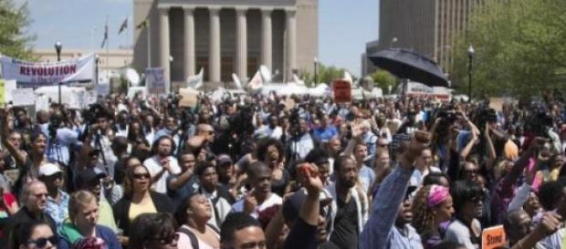 Des milliers de personnes veulent la justice. Des milliers de personnes veulent la justice.