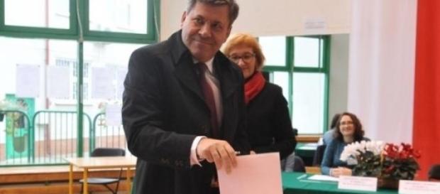 Lider PSL oddaje głos (fot. tygodnikpowszechny.pl) Lider PSL oddaje głos (fot. tygodnikpowszechny.pl)