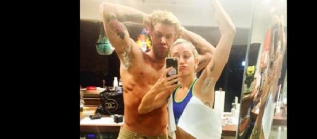 Miley Cyrus' peinlicher Achselhaar-Auftritt. Miley Cyrus' peinlicher Achselhaar-Auftritt.