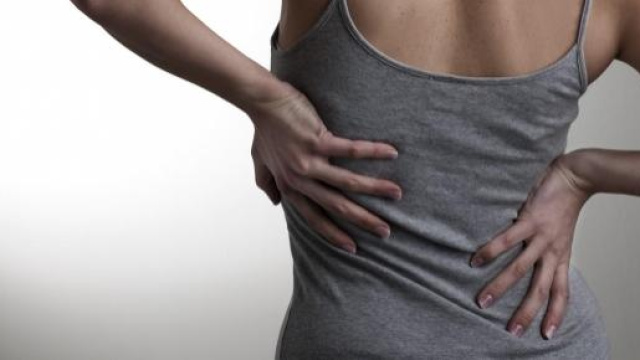 Donna che soffre di mal di schiena