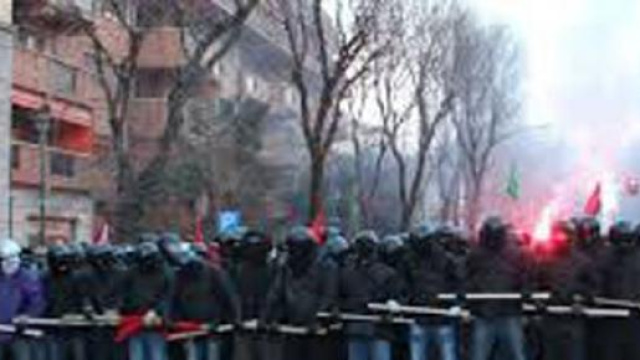 Lo schieramento dei black bloc a Milano