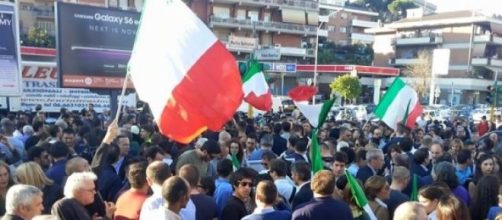 Folla in zona Battistini-Boccea