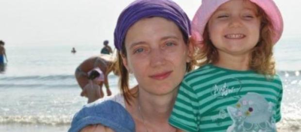 Două fetițe au nevoie de mama lor Două fetițe au nevoie de mama lor