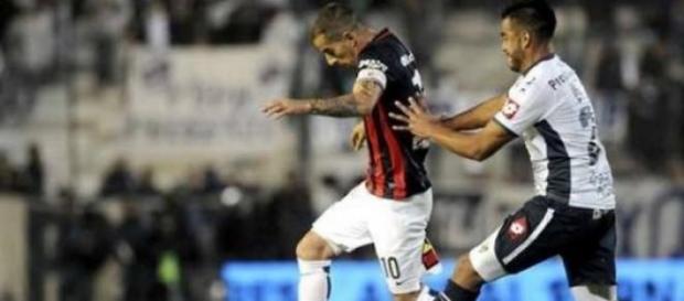 El "Pipi" con la pelota ante la marca de un rival. El "Pipi" con la pelota ante la marca de un rival.