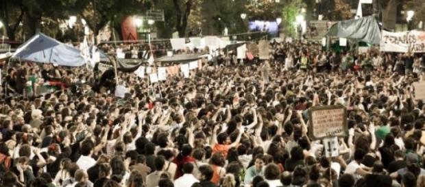 Imagen de archivo de indignados en una plaza Imagen de archivo de indignados en una plaza