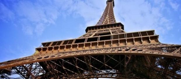 Torre Eiffel vista desde abajo. Fuente: pixabay Torre Eiffel vista desde abajo. Fuente: pixabay
