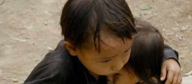 2 bambini si abbracciano dopo la calamità naturale 2 bambini si abbracciano dopo la calamità naturale