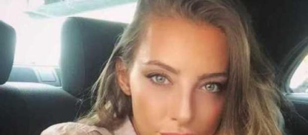Alessia Tedeschi é uma modelo italiana. Alessia Tedeschi é uma modelo italiana.