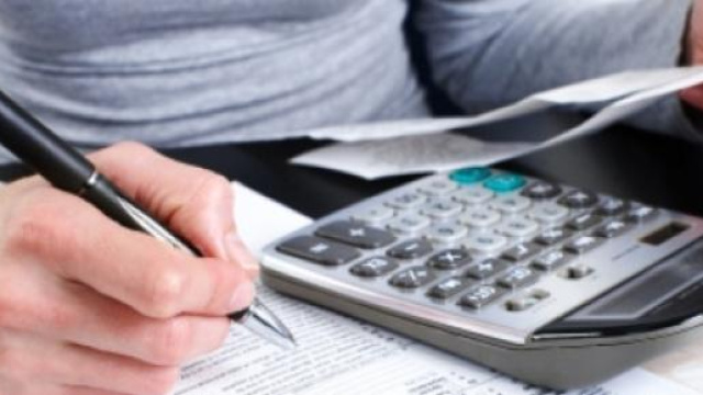 Calcolatrice alla mano per calcolare quanto pagare