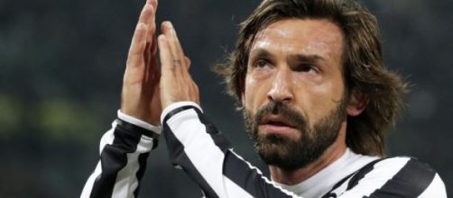 Andrea Pirlo saluta il pubblico di fede juventina.