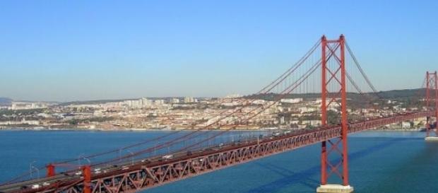 A Ponte 25 de Abril esteve vazia durante 2 horas. A Ponte 25 de Abril esteve vazia durante 2 horas.