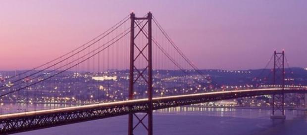 A ponte esteve encerrada quase duas horas. A ponte esteve encerrada quase duas horas.