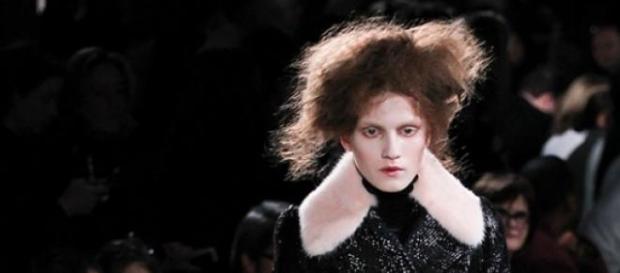 Apertura del desfile de Alexander McQueen Apertura del desfile de Alexander McQueen