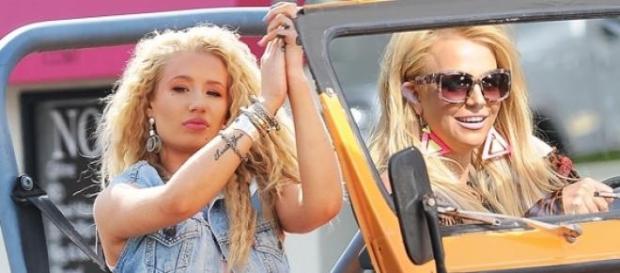 Azalea y Spears en el rodaje del videoclip. Azalea y Spears en el rodaje del videoclip.