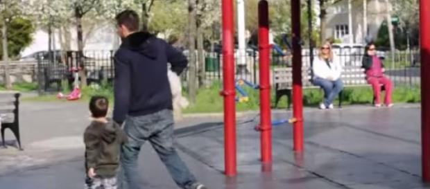 Dziecko odchodzące z nieznajomym Dziecko odchodzące z nieznajomym