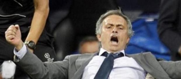 José Mourinho celebrando un triunfo de su equipo José Mourinho celebrando un triunfo de su equipo