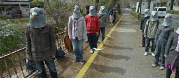 Um grupo de humoristas com máscaras de pombo Um grupo de humoristas com máscaras de pombo