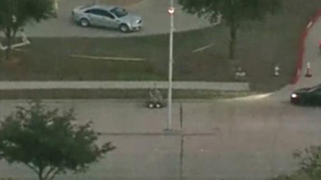 Il robot degli artificieri al lavoro.