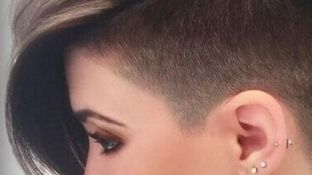 Taglio rasato da un lato e più lungo dall'altro