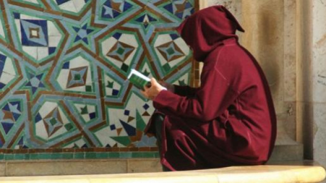 Un musulmano che legge il Corano - Flickr