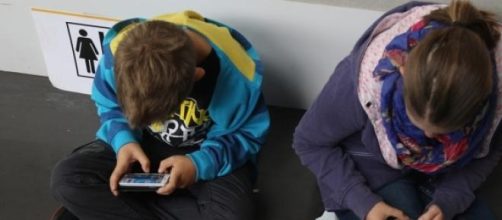 Bambini che utilizzano smartphone