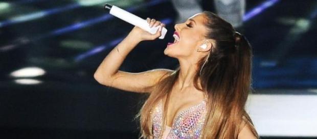 Ariana Grande befindet sich im Rosenkrieg. Ariana Grande befindet sich im Rosenkrieg.