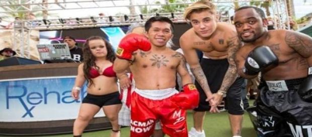 Bieber posa com "mini Floyd" e "mini Pacquiao" Bieber posa com "mini Floyd" e "mini Pacquiao"