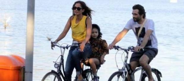 Camila Pitanga em passeio de bicicleta em família Camila Pitanga em passeio de bicicleta em família