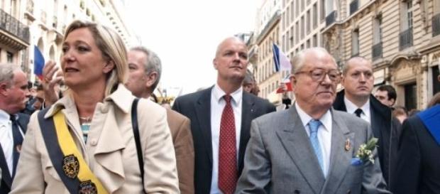 Família Le Pen está de costas voltadas Família Le Pen está de costas voltadas
