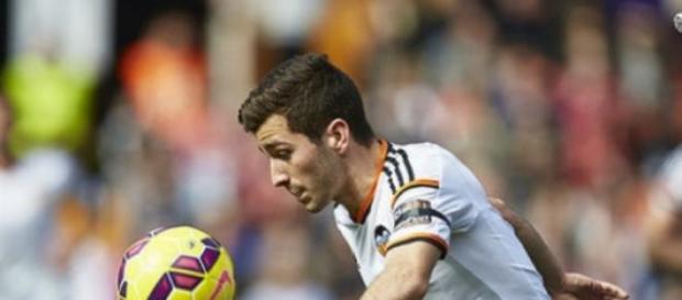 Gayá disputa el balón en un partido en Mestalla. Gayá disputa el balón en un partido en Mestalla.