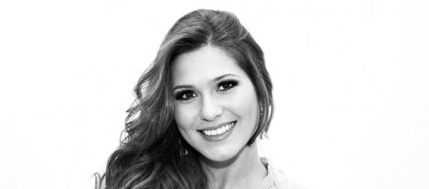 Lívia Andrade sofre acidente e carro capota Lívia Andrade sofre acidente e carro capota