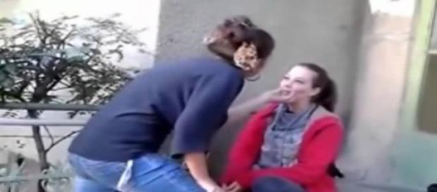 O umileste in fata prietenei care filmeaza tot O umileste in fata prietenei care filmeaza tot