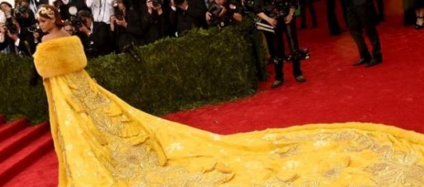 O vestido teatral de Rihanna O vestido teatral de Rihanna