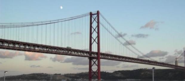 Ponte 25 de Abril encerrada após ameaça de bomba Ponte 25 de Abril encerrada após ameaça de bomba
