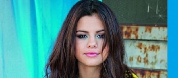 Selena Gomez está muy enfadada. Selena Gomez está muy enfadada.