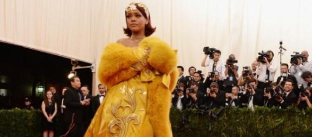 Vestido de Rihanna alvo de paródia Vestido de Rihanna alvo de paródia
