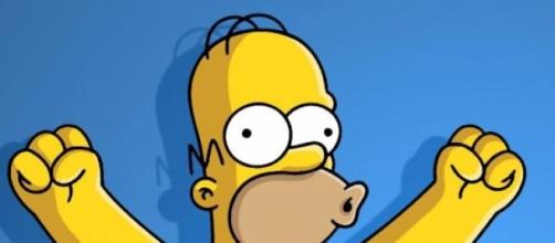 Homero celebra la longevidad de la serie en la Tv.