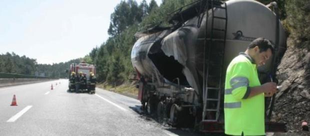 Cisterna destruida pelas chamas Cisterna destruida pelas chamas