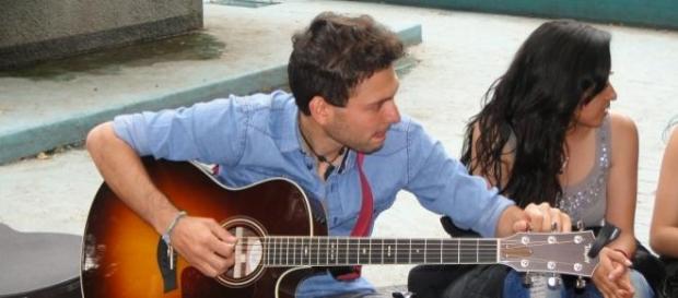 José Ignacio Martínez con su amiga: la guitarra José Ignacio Martínez con su amiga: la guitarra