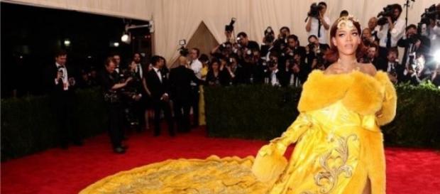 Rihanna com o seu atraente vestido Rihanna com o seu atraente vestido