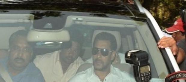 Salman Khan à son arrivée au tribunal à Bombay. Salman Khan à son arrivée au tribunal à Bombay.